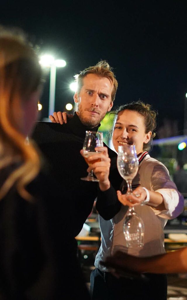 Festivaliers qui trinquent au Aix Bière Festival